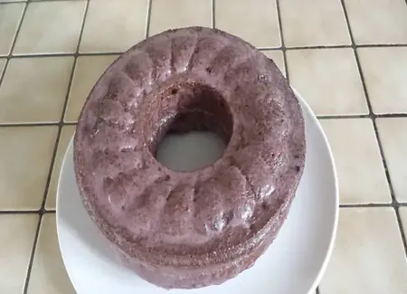 Gâteau et glaçage au vin rouge