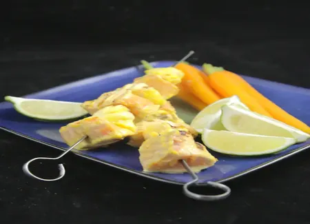 Brochettes de poissons marinés et grillés