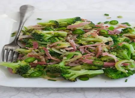 Sauté de brocolis au jambon cru et à l'ail