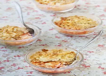 Crumble à la rhubarbe et aux flocons d'avoine