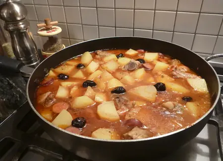 Râgout de pommes de terre, porc et olives