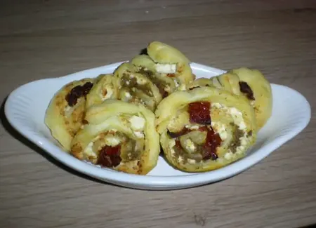 Feuilletés à la feta, tomates et tapenade pour l'apéro
