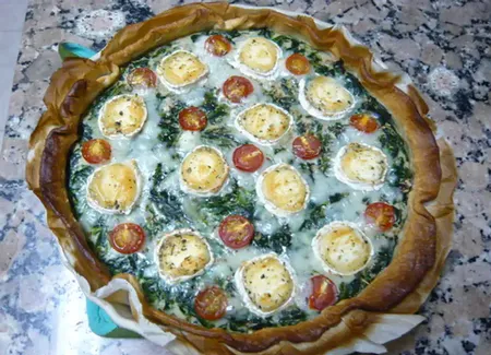 Tarte aux épinards, au chèvre, aux tomates et aux noix