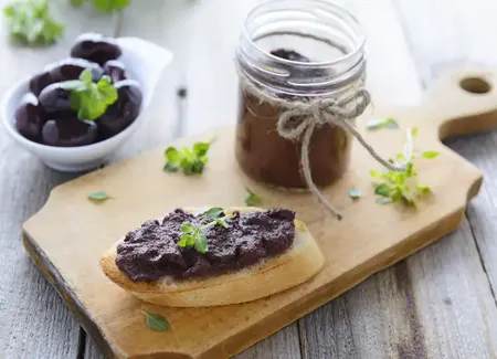 Purée aux olives noires