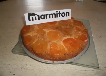 Quatre-quart aux abricots sur lit de caramel