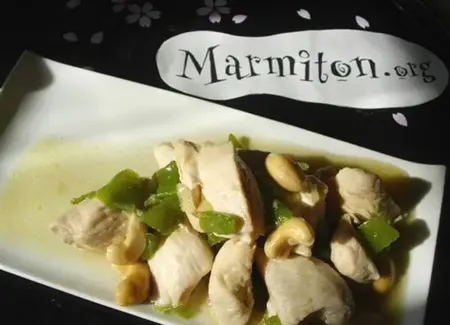 Poulet sauté aux noix de cajou et au chou