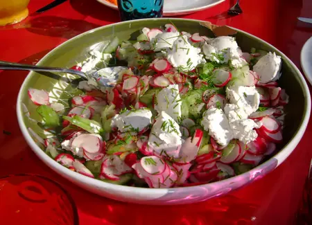 Salade concombre, radis, chèvre