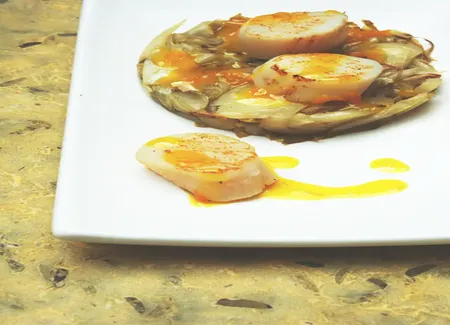 Noix de pétoncles à l'effilochée d'endives, au gingembre et jus d'orange