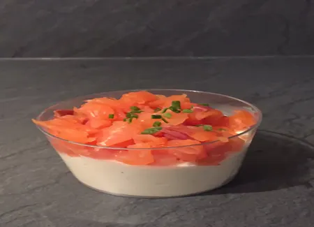 Verrine fraîche saumon et fromage ail et fines herbes