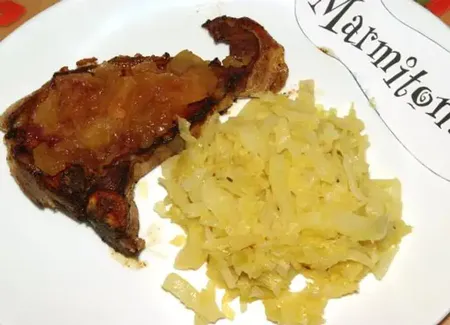 Côtes de porc au chutney de pommes et d'oignons rouges