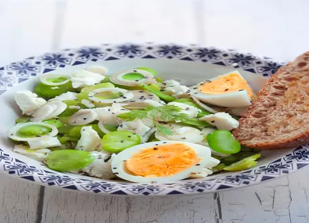 Salade de fèves au chèvre frais et aux oeufs