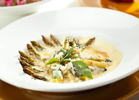 Gratin d'asperges au roquefort