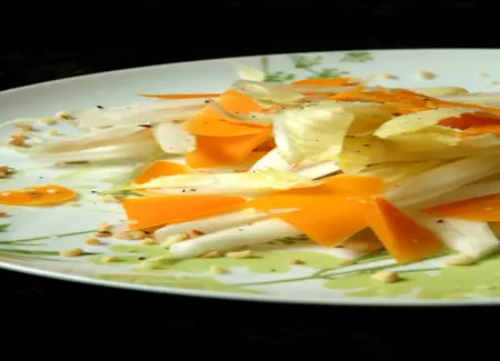 Salade d'endives à la mimolette et aux noisettes
