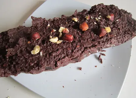Bûche au chocolat et aux éclats de noisettes sans cuisson