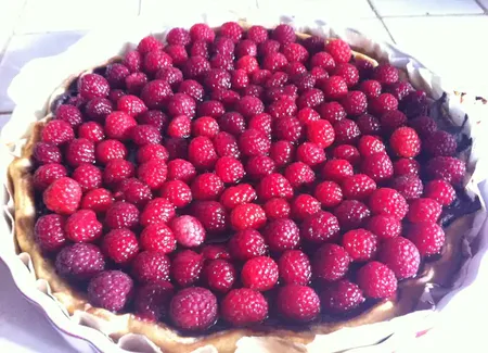 Tarte framboise sur lit de crème et de speculoos croquants