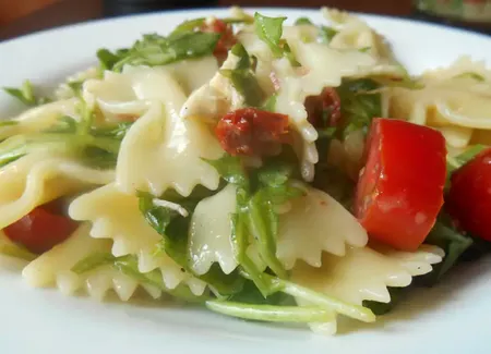 Salade de pâtes à l'italienne roquette et tomates séchées