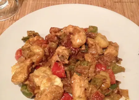 Poulet sauté au curry, petits légumes et banane