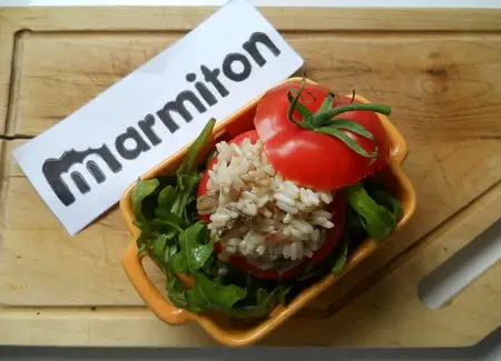 Panier de tomate aux anchois sur lit de roquette