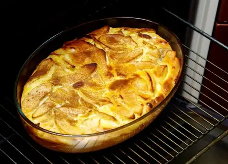 Clafoutis pommes, miel et raisins secs