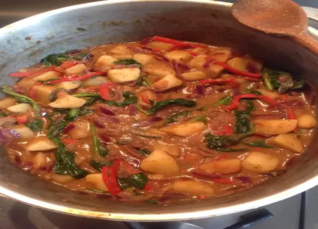 Curry de pommes de terre et d'epinards (aloo palak) inde