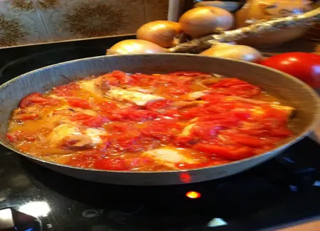 Filets de merlan aux tomates et aux oignons