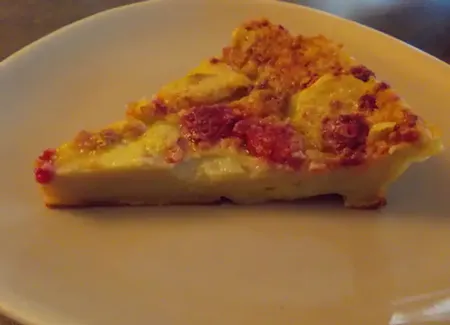 Clafoutis à la banane et aux framboises