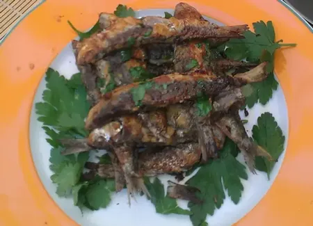 Sardines frites montées en château