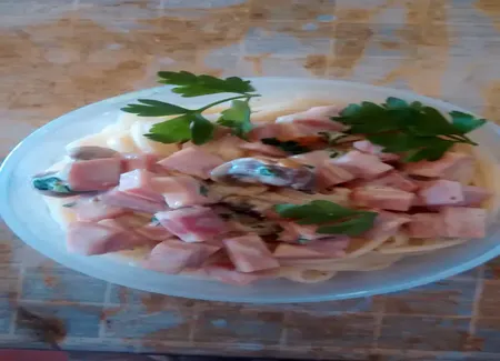 Nouilles au jambon, ail et persil