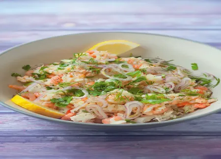 Salade de riz aux poissons et crevettes