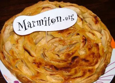 Tarte aux pommes, à la crème et aux amandes