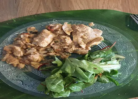 Filet de poisson à la tomate, crème et cornichons