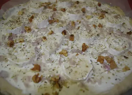 Pizza au chèvre, au miel et aux noix