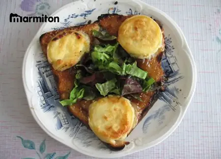 Toast chaud à la confiture de figue et au crottin de chavignol
