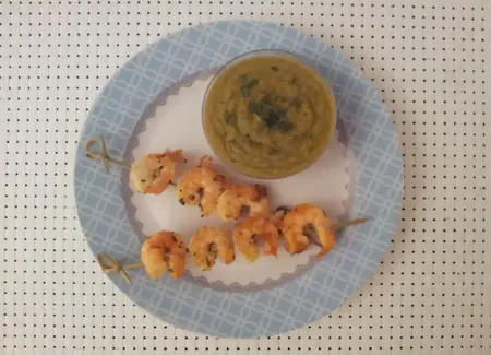 Brochettes de crevettes marinées au curry