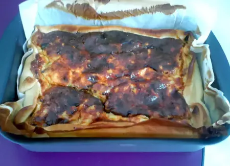 Quiche au thon, oignons, blanc de poulet