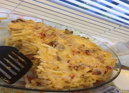 Gratin de pâtes aux champignons et saucisses de strasbourg