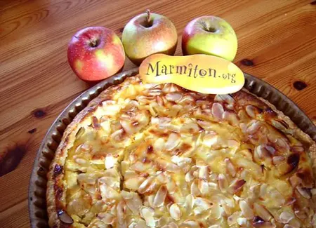 Tarte à la rhubarbe, aux pommes et aux amandes