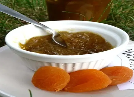Confiture de rhubarbe aux abricots secs