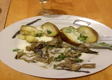 Poêlée de poulet, champignons et oignons accompagnée de pomme de terre