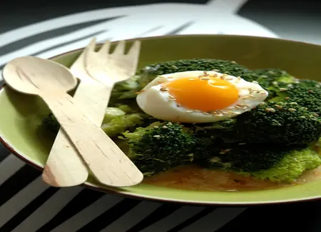 Curry d'oeufs et de brocoli avec riz