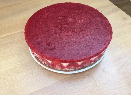 Gâteau frais à la rhubarbe et aux fraises