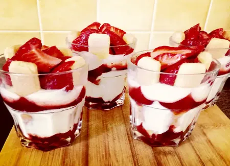 Verrines au fromage blanc au coulis de fruits rouges, fraises et biscuits à la cuillère