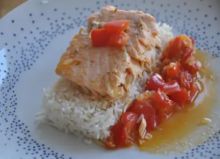 Saumon sur lit de tomates-poivrons