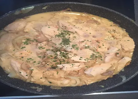 Blancs de poulet au curry et champignons