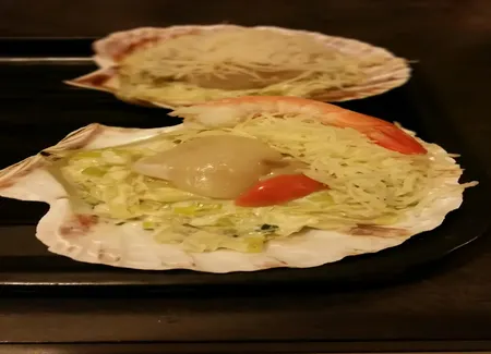 Noix de saint jacques à la fondue de poireaux et de carottes