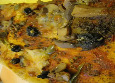 Pizza aux escargots de bourgogne poivron, mozzarella et champignons