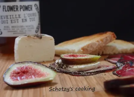 Tartines de figues, coppa et fromage frais
