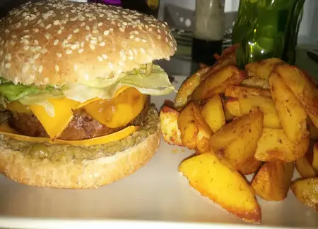 Hamburger vert au poivron et tapenade