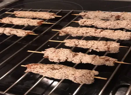 Brochettes de poulet apéritives sauce soja, miel et sésame