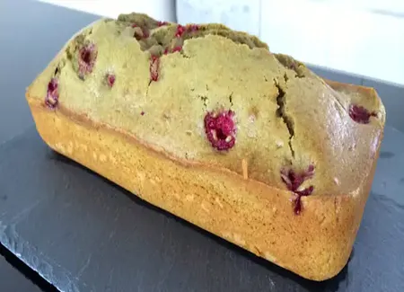 Cake léger au thé matcha et framboises